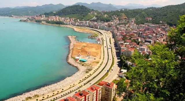 Giresun Valiliği, açık alanda alkol kullanımını yasakladı; sahiller, parklar, dere kenarları, hatta araç içinde bile içilemeyecek