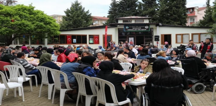 İzmit’te engelli bireyler ve aileleriyle kahvaltıda buluştu