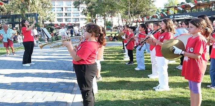 Kemer Belediyesi Gençlik Orkestrası’ndan mini konser