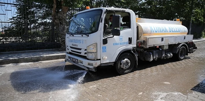 Konak’ta temizlik seferberliği: Mahallelerde eş zamanlı temizlik ve yıkama çalışması başladı