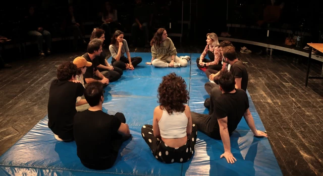 Meltem Cumbul, İBB Şehir Tiyatroları’nın oyunculuk atölyesinde gençlerle buluştu