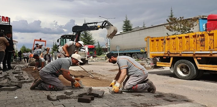 Nevşehir’de son günlerde etkili olan sağanak yağışlar sonrasında hasar gören yol, yaya kaldırımı ve parklarda onarım ve yenileme çalışmaları sürüyor