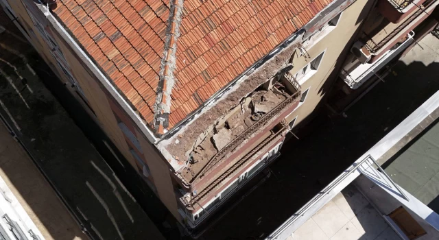 Bahçelievler'de 4 katlı binanın çatısında çökme: Bina boşaltıldı