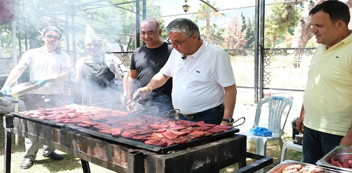 Başkan Topaloğlu’ndan öğrencilere mangal partisi