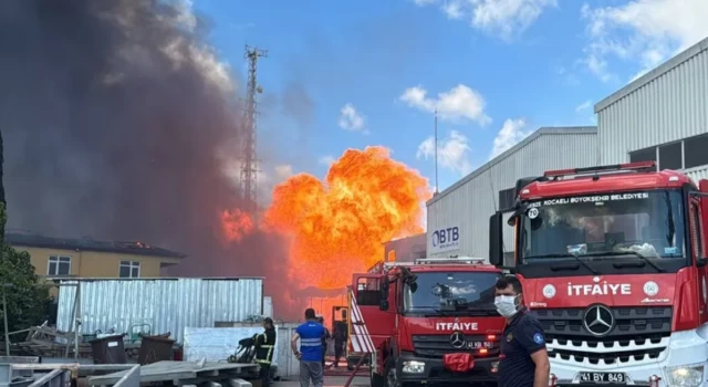 Gebze'de boya fabrikasında yangın çıktı