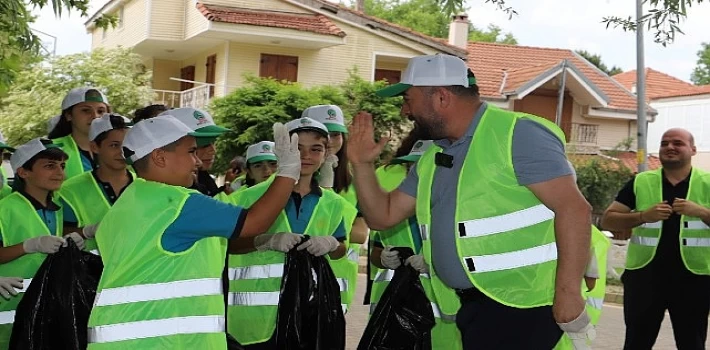 Gölcük gölü çevresinde öğrenci ve gönüllüler çöp toplandı