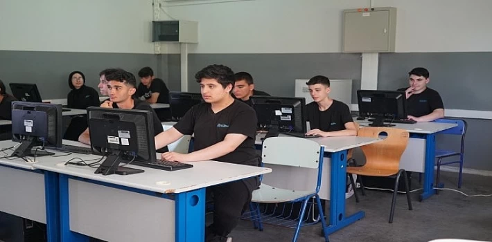 İETT, Tuzla Ahmet Yesevi Anadolu Lisesi’nin bilgisayar laboratuvarını yenileyerek öğrencilerin kullanımına sundu