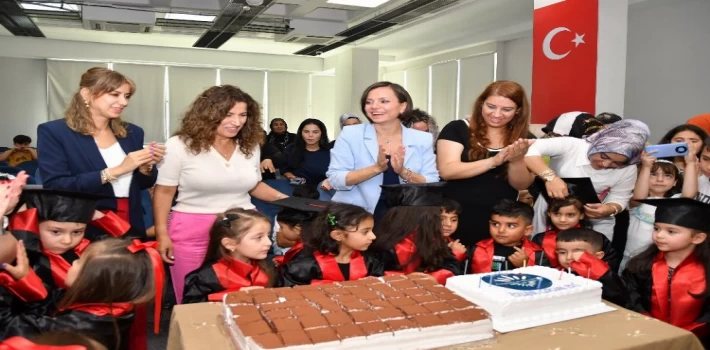 İzmir Karabağlar’da çocuklar kep fırlattı