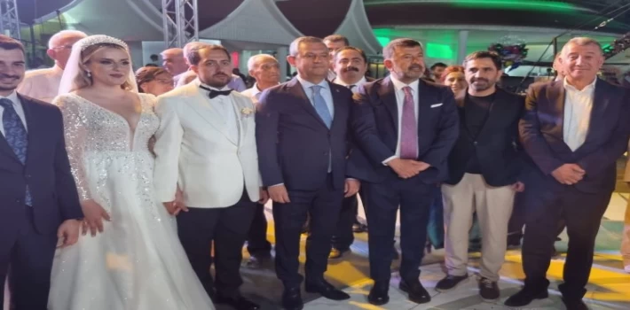 İzmir’de Özgür Özel ile birlikte nikah şahidi oldu