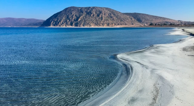 Salda Gölü’nün kıyısına asfalt yol yapılması tepkilere yol açtı