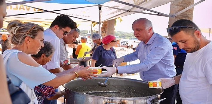 Ayvalık Belediyesi Sosyal Yardım İşleri Müdürlüğü’nce  &apos;Aşure Günü’ nedeniyle Cumhuriyet Meydanı’nda 4 bin kişiye aşure dağıtıldı