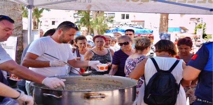 Ayvalık’ta dört bin kişiye aşure dağıtıldı…