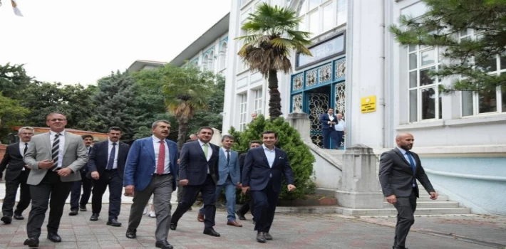 Bakan Tekin’den İstanbul’da tarihi okullarda inceleme