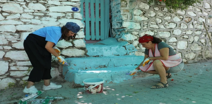 İzmir Güzelbahçe’de kadınlardan imece örneği