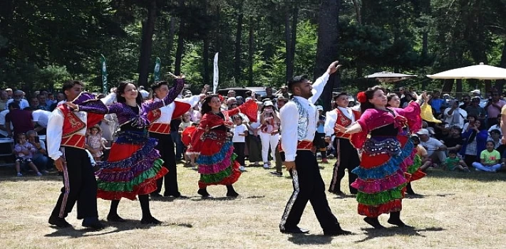 İznik Belediyesi’nin ev sahipliğinde 4. kez düzenlenen Maviyemiş Festivali’ne bu yıl katılım yoğundu