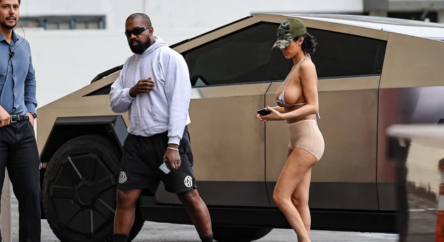 Kanye West’in eşi Bianca Censori bir mekan çıkışında üstsüz görüntülendi