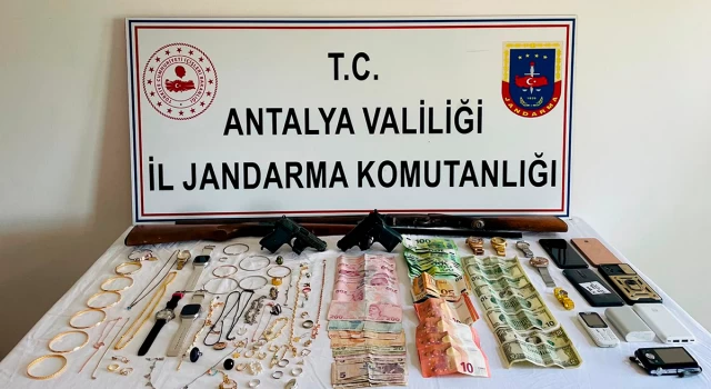 Kendini MİT görevlisi olarak tanıtan dolandırıcı ve beraberindeki iki kişi yakalandı