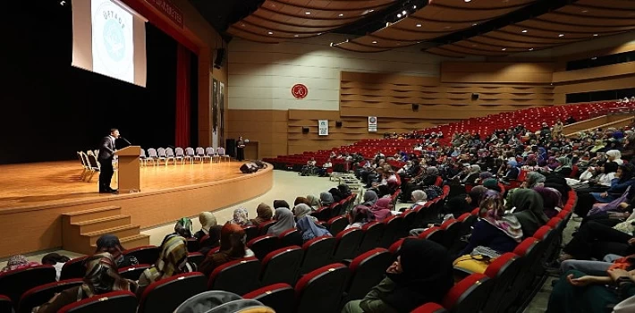 Nevşehir Belediye Başkanı Rasim Arı, Üftade Kur’an Kursu’ndan mezun olarak hafızlık belgesi alan kız öğrenciler için düzenlenen icazet törenine katıldı