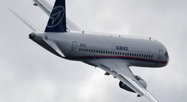 Rusya'da Superjet-100 yolcu uçağı test uçuşu sırasında düştü