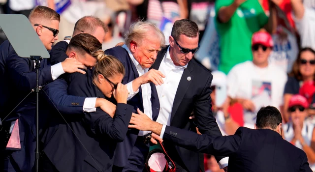 Trump, saldırıya uğradıktan sonraki yüzünün kanlı olduğu fotoğrafıyla kampanyasına bağış istiyor