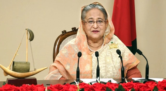 Bangladeş'te Başbakan Hasina istifa edip ülkeyi helikopterle terk etti