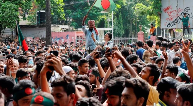 Başbakanın ülkeyi terk ettiği Bangladeş'te ölü sayısı 230'u aştı; Genelkurmay Başkanı, protesto liderleriyle bir araya gelecek