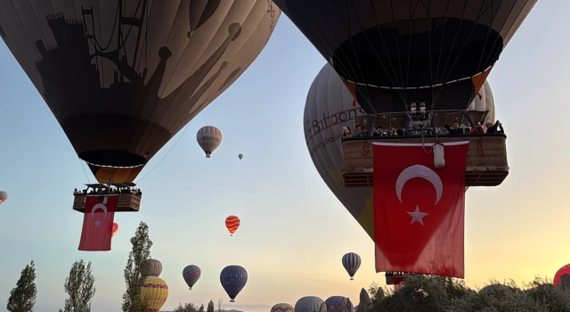 Kapadokya'da balonlar Türk bayraklarıyla uçtu