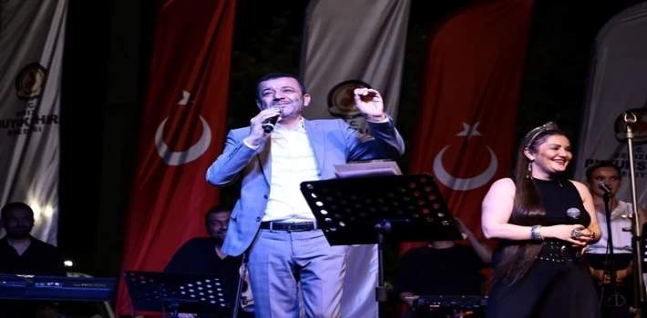 Konserde ”Yalandan gülme” göndermesi