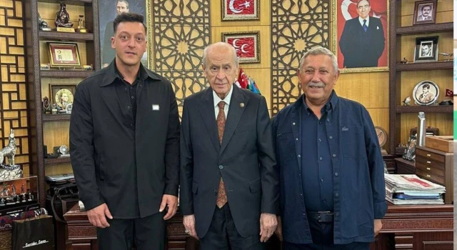 Mesut Özil, Devlet Bahçeli'yi ziyaret etti