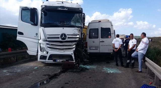 Adana Ceyhan’da tır ile minibüs çarpıştı: 3 ölü, 8 yaralı