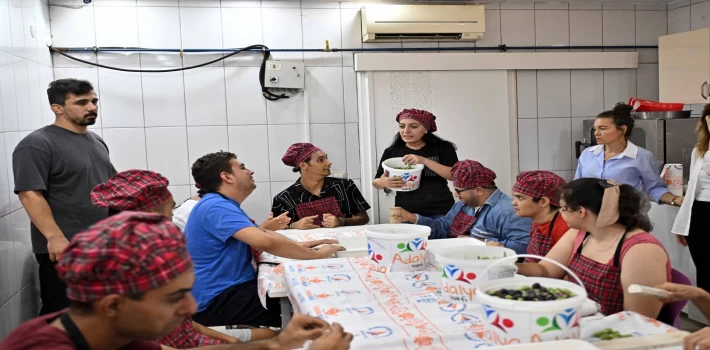 Antalya’da özel çocuklardan bahçeden sofraya zeytin üretimi