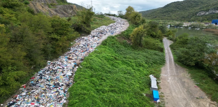 Bartın’da yola dökülen çöplere Bakanlık incelemesi!