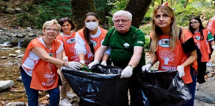 Dünya Temizlik Günü’nde doğada 2 kamyon çöp topladılar