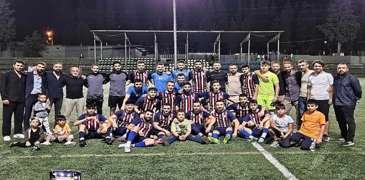 Gölcük Belediyesi 10. Başkanlık Kupası Futbol Turnuvası’nda, finalde Hisareynspor’u 1-0 yenen Harb-İş Spor şampiyon oldu.