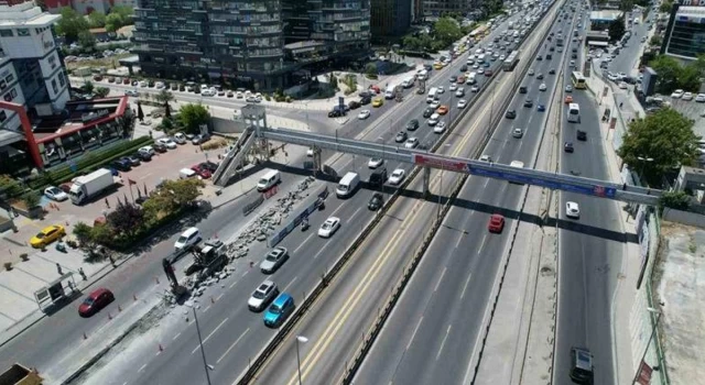 İstanbul'da metrobüs yolundaki "Beyaz Yol" çalışmasının 3. etabı tamamlandı