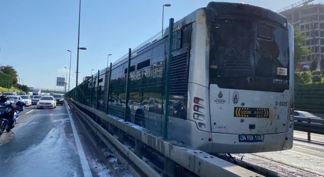 İstanbul'da metrobüste çıkan yangın söndürüldü