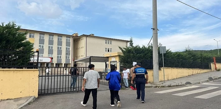 Kocaeli Büyükşehir Belediyesi Zabıtası, KPSS’ye girecek olan öğrencilere yardımcı oldu