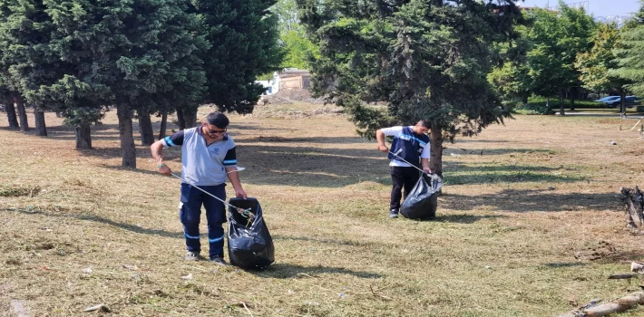 Kocaeli’de park ve bahçelerde sonbahar temizliği