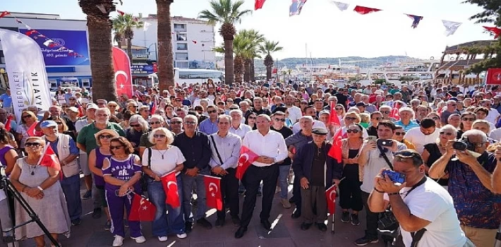 Ayvalık’ta 8 Ekim Salı günü sabah saatlerinde Atatürk Anıtı’na yapılan saldırıya vatandaşlardan tepki yağdı.