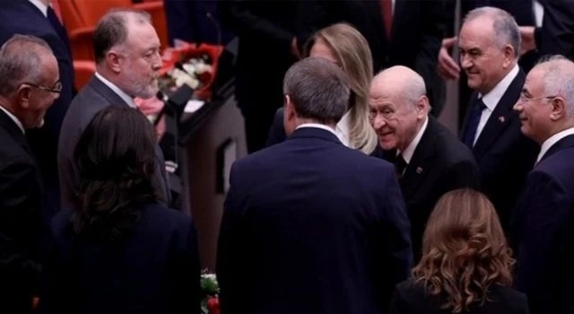 Bahçeli, Meclis açılışında DEM Partili vekillerle tokalaştı