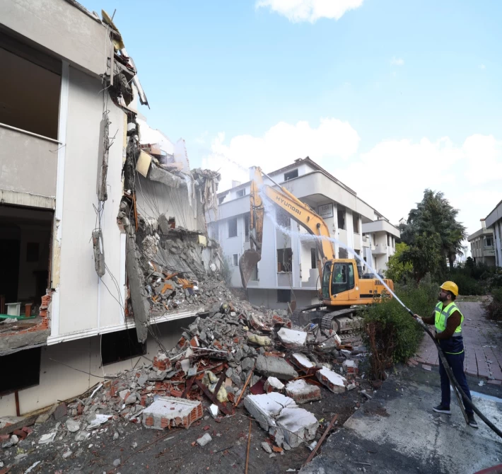 Bakırköy’de riskli binalar güvenli hale geliyor... 5 binada yıkım başladı