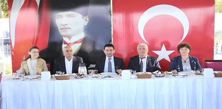 Başkan Önal, muhtarlarla buluştu: ”Bayraklı için gece gündüz çalışıyoruz”