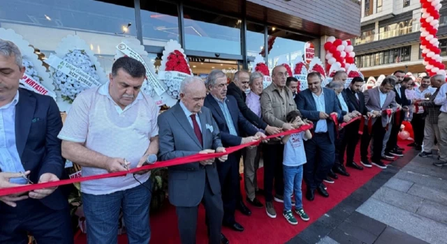 Burger King açılışında yer alan AK Partili Belediye Başkanı Mete'nin şaşkınlık yaratacak sözleri: Yemek yeseydim İsrail’e destek vermiş olurdum, sadece kurdele kestim