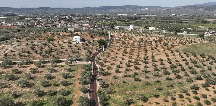 Büyükşehir’den çevre yerleşimlerde sathi kaplama atağı 14 ilçede 200 kilometrelik ova yolu düzenlendi