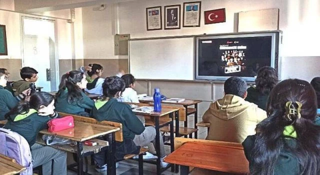 Cumhuriyet Haftası kapsamında okullarda gösterilen ”Dersimiz Cumhuriyete Doğru” filmi tartışma konusu oldu