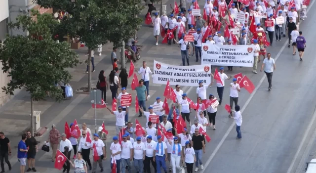 Emekli astsubaylar, Millî Savunma Bakanlığı önünde ”tazminat” eylemi gerçekleştirdi