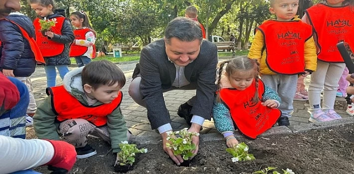 Gençlik Parkı miniklerle “çiçek” gibi oldu