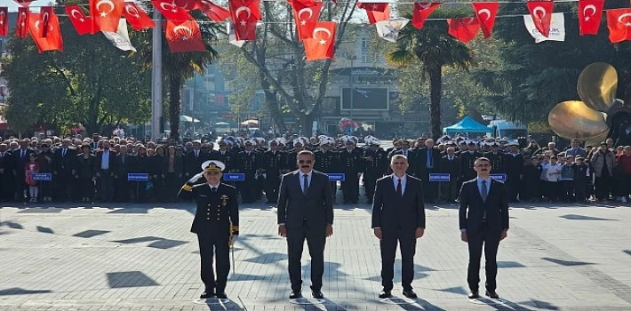 Gölcük’te 29 Ekim Cumhuriyet Bayramı’nın 101. yıldönümü kapsamında Anıtpark’ta Atatürk Anıtı’na çelenk sunma töreni düzenlendi.