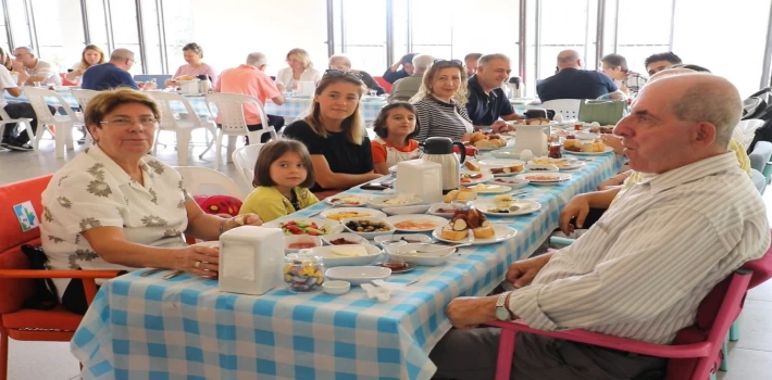 İzmit’te ’Gülümse Kahvaltı Evi’ misafirlerini ağırlıyor