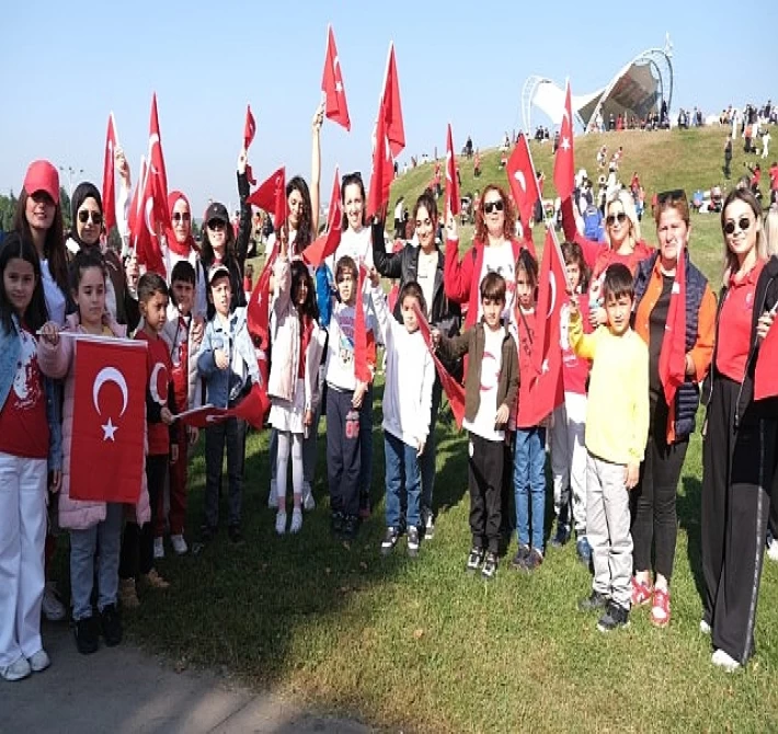 Kocaeli’de binler &apos;Cumhuriyet’ aşkına koştu